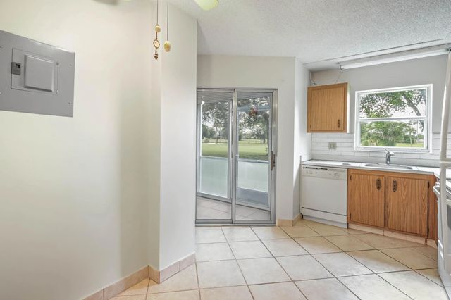 5 of 44 - 3951 Via Poinciana #112, Lake Worth, FL