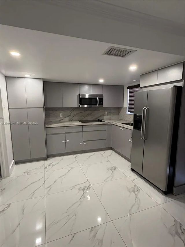 8430 Nw 8th Street #b11, Miami