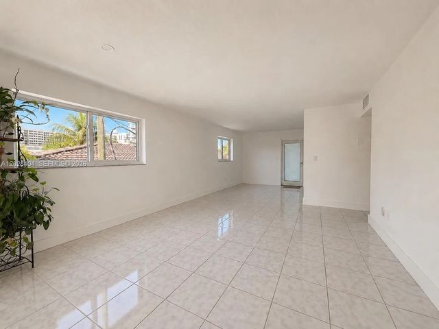 4 of 11 - 1400 Lincoln Road #301, Miami Beach, FL