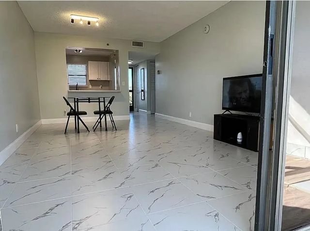 5 of 16 - 4640 W Lucerne Lakes Blvd Boulevard #505, Lake Worth, FL