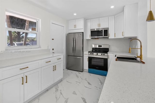 2 of 26 - 201 Se 11th Terrace #102, Dania Beach, FL