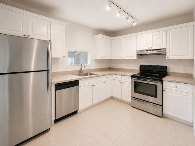 3 of 14 - 711 N Pine Island Road #204, Plantation, FL