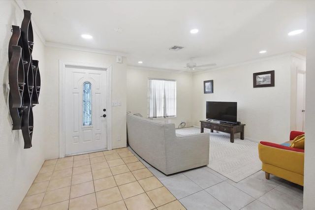 5 of 28 - 325 Nw Dearman Street, Port St. Lucie, FL