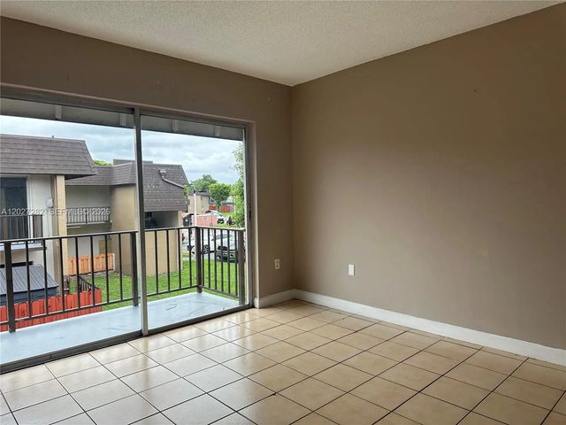 4 of 8 - 890 Sw 129th Place #208, Miami, FL