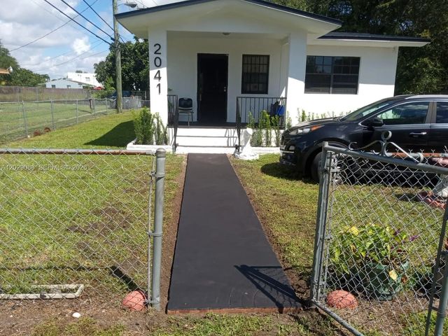 2041 Nw 100th Street, Miami