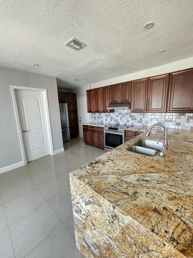 3 of 8 - 255 Foresteria Drive, Lake Park, FL