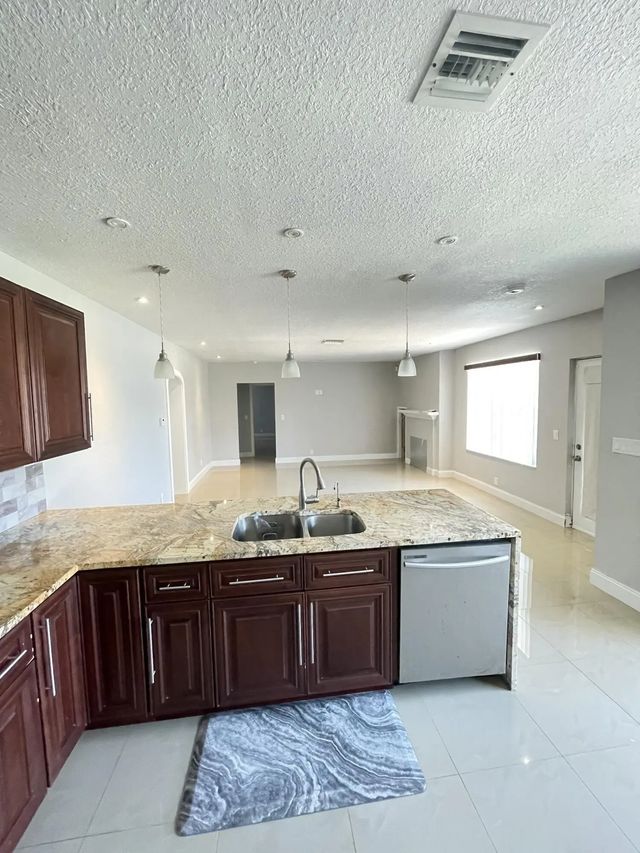 4 of 8 - 255 Foresteria Drive, Lake Park, FL