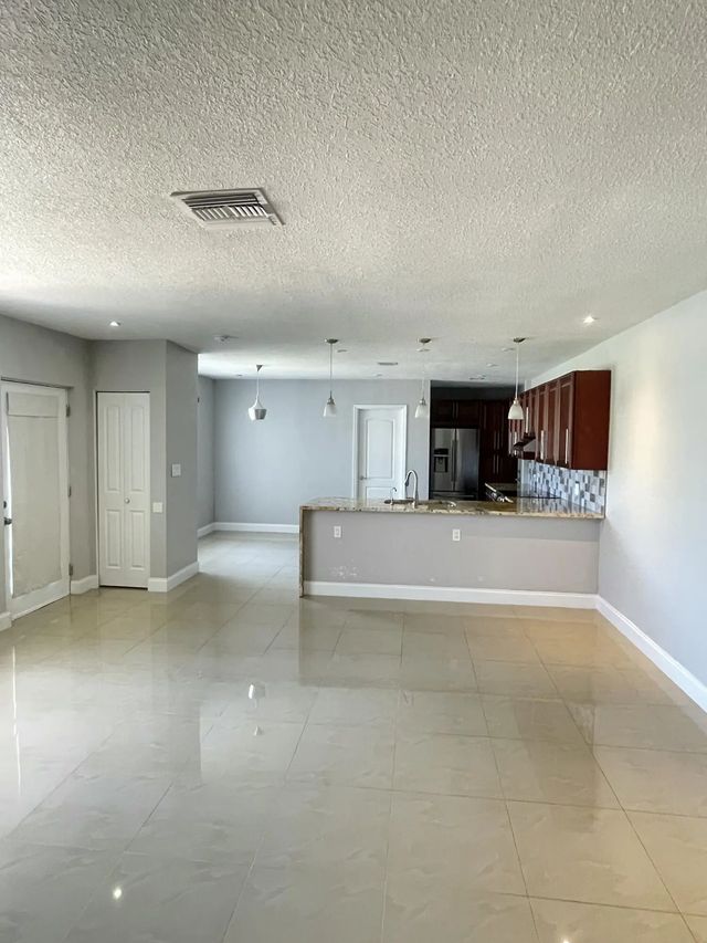 5 of 8 - 255 Foresteria Drive, Lake Park, FL