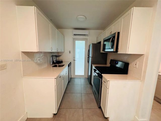 3 of 9 - 75 Washington Avenue #10, Miami Beach, FL