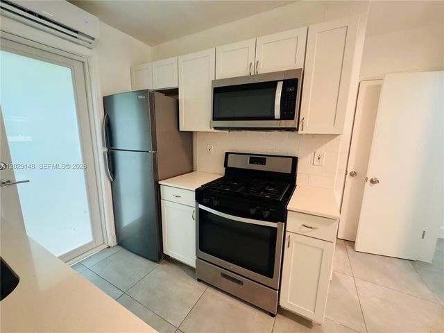4 of 9 - 75 Washington Avenue #10, Miami Beach, FL