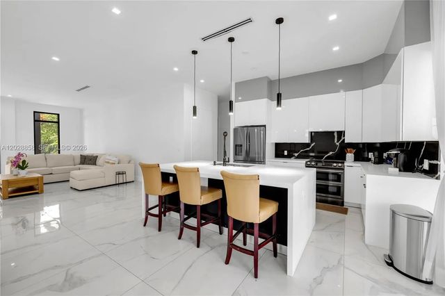 2 of 30 - 152 Nw 165th Street, Miami, FL