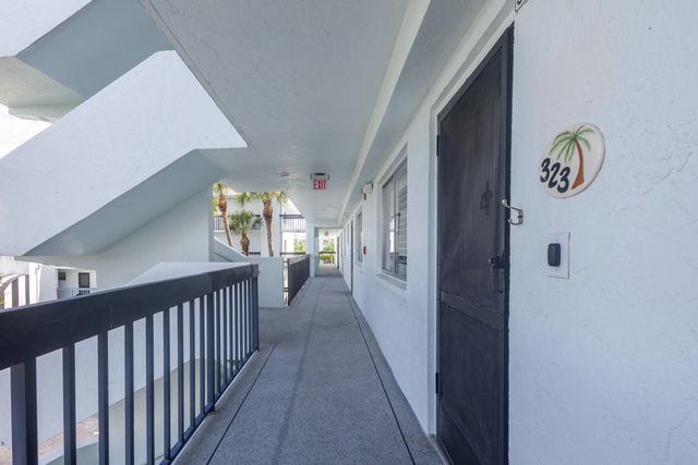3 of 31 - 6698 N 10th Ave Avenue N #323, Lake Worth, FL