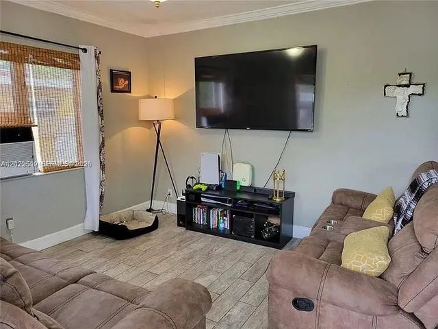 2 of 10 - 1752 Lauderdale Manor Drive, Fort Lauderdale, FL