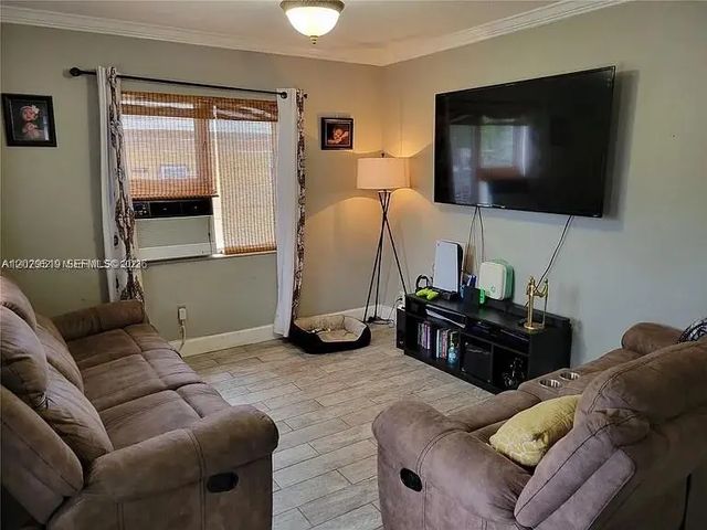 3 of 10 - 1752 Lauderdale Manor Drive, Fort Lauderdale, FL