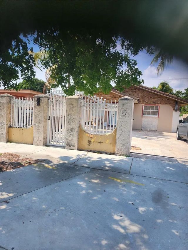 827 E 27th Street, Hialeah