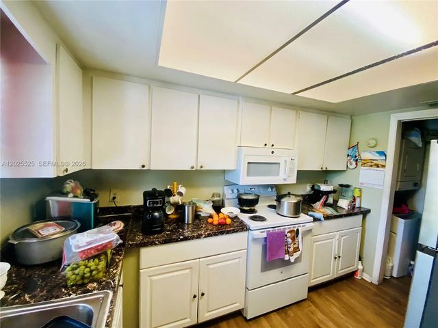 3 of 11 - 1702 S Dixie Highway #15, Lake Worth, FL