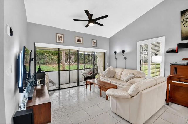 2 of 37 - 14 Via De Casas Sur #104, Boynton Beach, FL