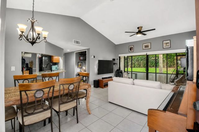 3 of 37 - 14 Via De Casas Sur #104, Boynton Beach, FL