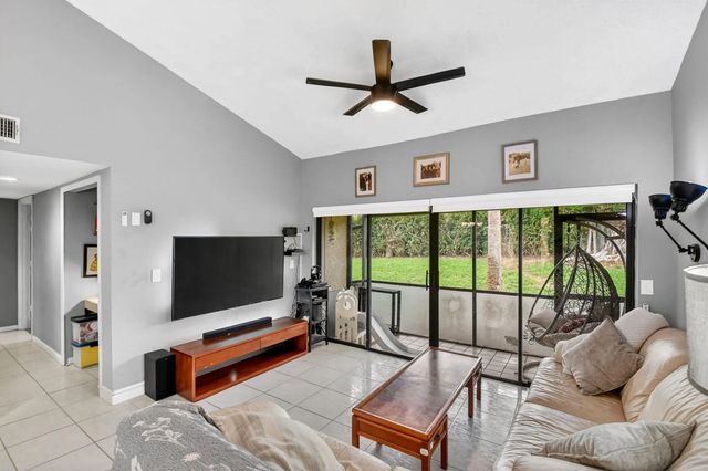 4 of 37 - 14 Via De Casas Sur #104, Boynton Beach, FL
