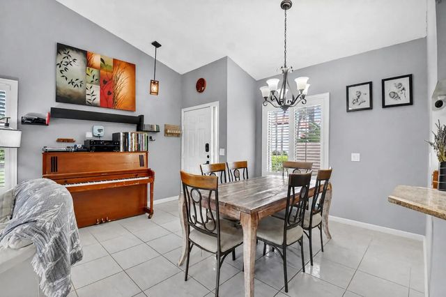 5 of 37 - 14 Via De Casas Sur #104, Boynton Beach, FL