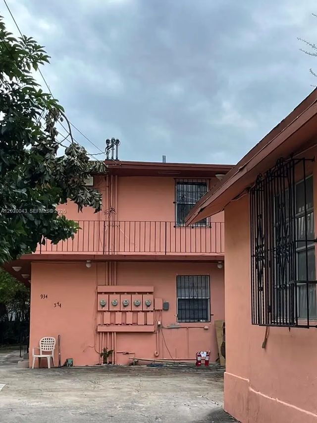 4 of 17 - 934 Sw 3rd Street, Miami, FL