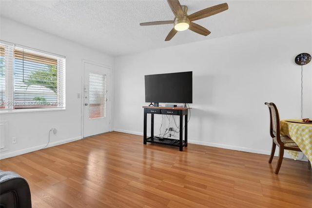 4 of 26 - 820 Sw 11th Avenue #15b, Hallandale Beach, FL