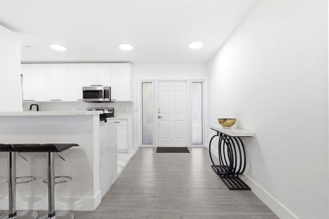 4 of 32 - 6444 Oak Street, Hollywood, FL