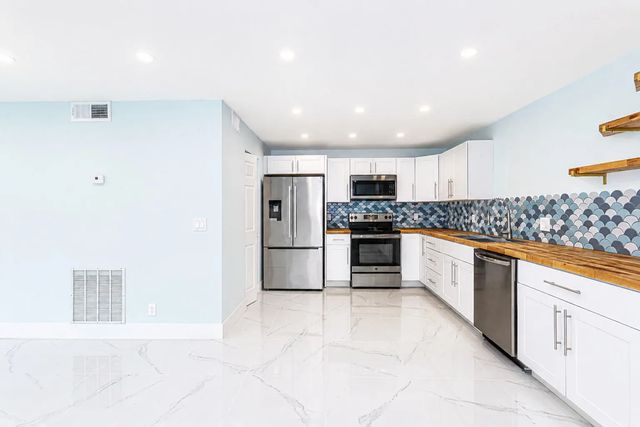 4 of 33 - 303 Knotty Pine Circle #a-1, Greenacres, FL