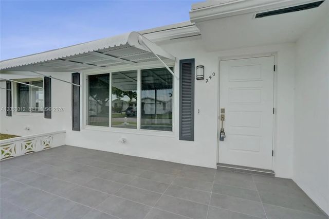 4 of 28 - 240 Nw 25th Court, Pompano Beach, FL