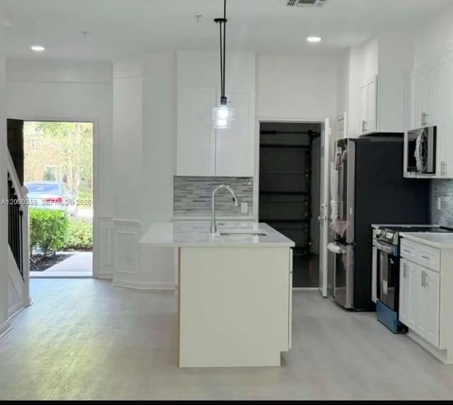 6388 Castelven #104, 