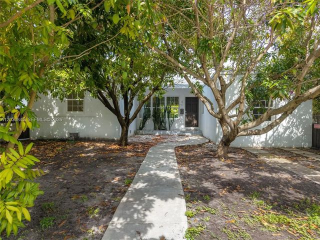 8942 Carlyle Avenue, Surfside