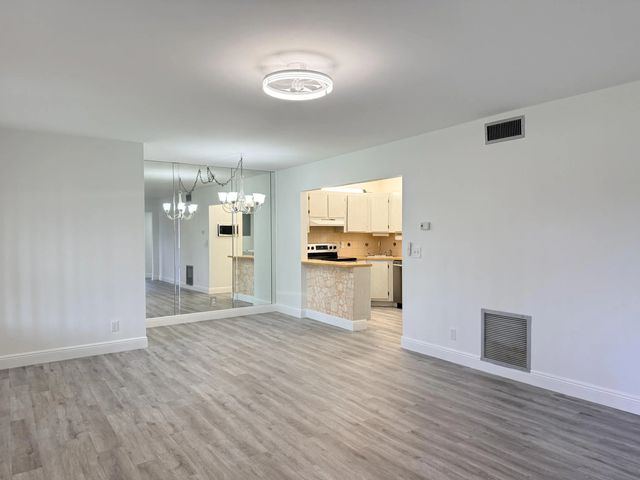 2 of 20 - 318 Knotty Pine Circle #d-2, Greenacres, FL
