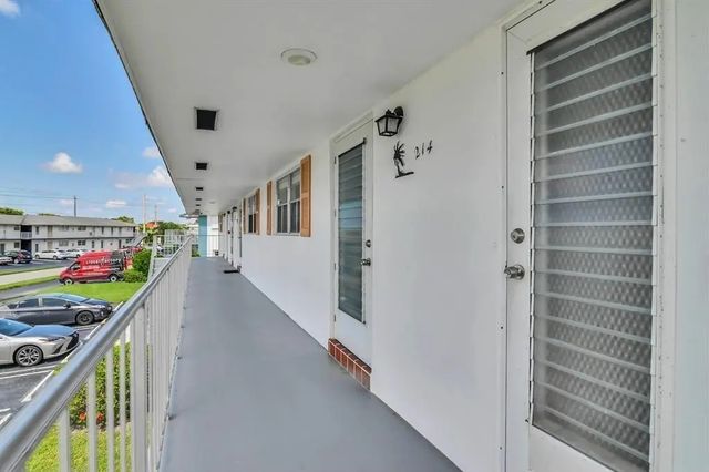 5 of 40 - 1116 Lake Terrace #214, Boynton Beach, FL