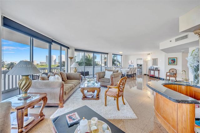 2000 Island Boulevard #806, Aventura