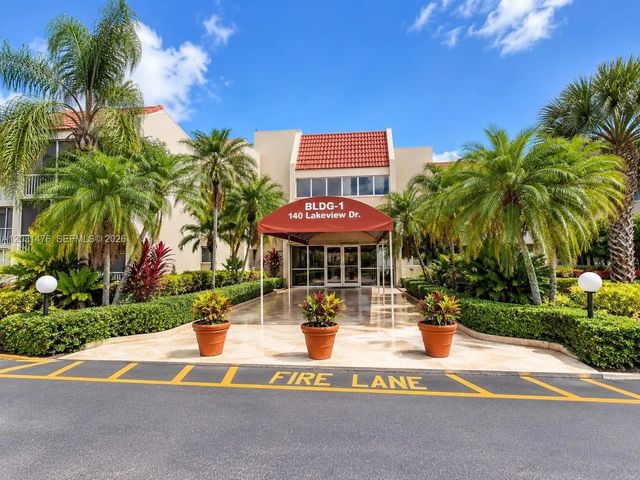 140 Lakeview Drive #211, Weston