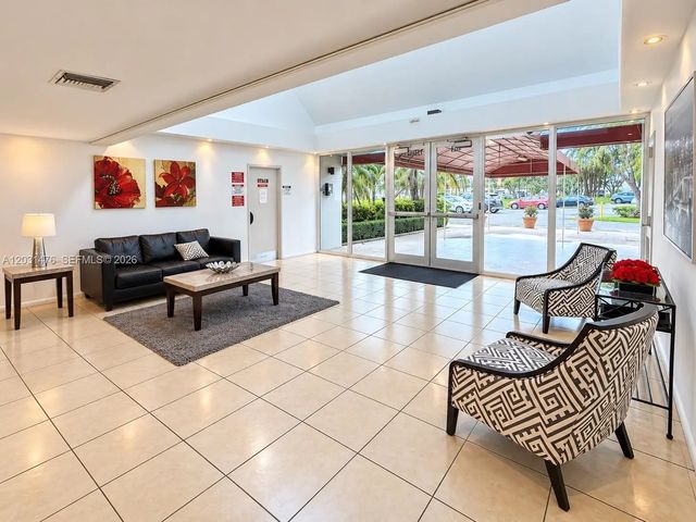 3 of 16 - 140 Lakeview Drive #211, Weston, FL