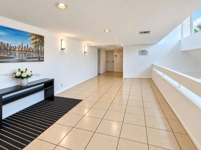 5 of 16 - 140 Lakeview Drive #211, Weston, FL