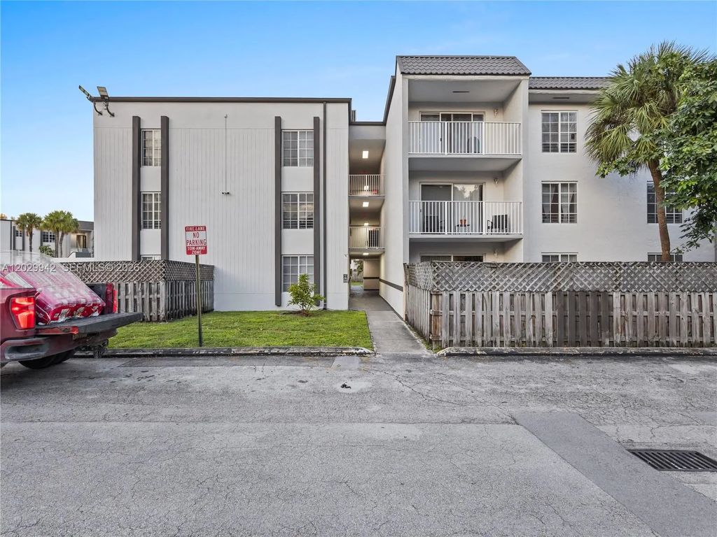 5201 Geneva Way #211, Doral