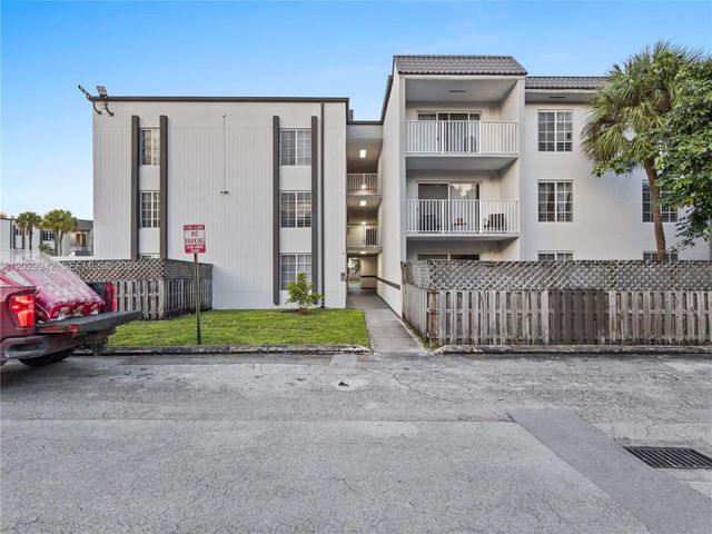 5201 Geneva Way #211, Doral