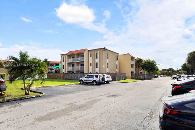 2 of 34 - 5201 Geneva Way #211, Doral, FL