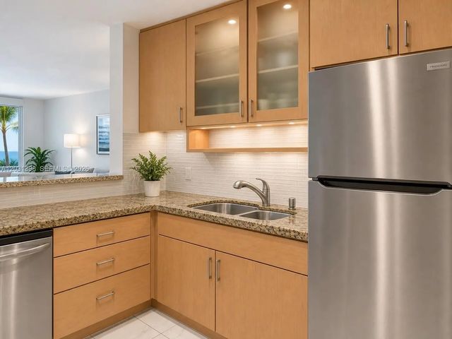 4 of 12 - 4011 N Meridian Avenue #35, Miami Beach, FL