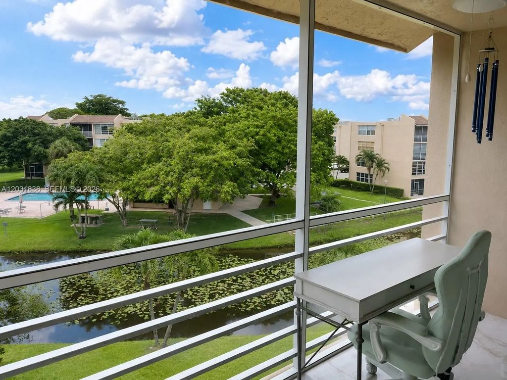 9420 Tangerine Place #401, Davie