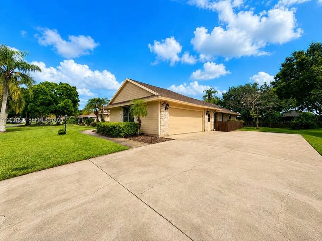 2 of 28 - 1401 W 56th Square, Vero Beach, FL