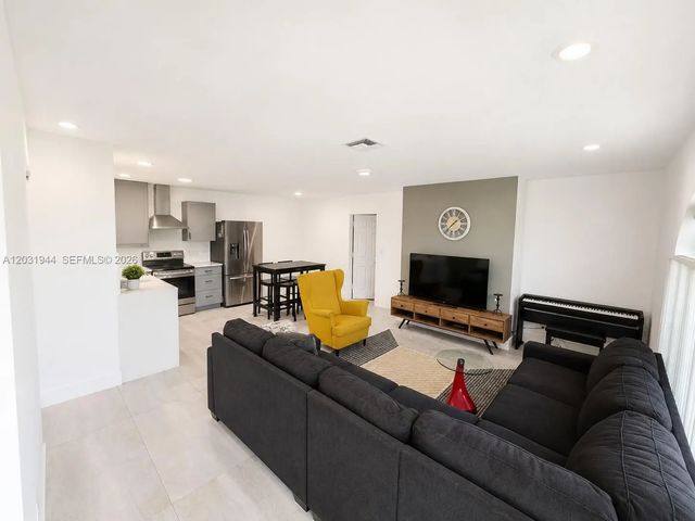 2 of 8 - 800 Ne 2nd Court, Hallandale Beach, FL