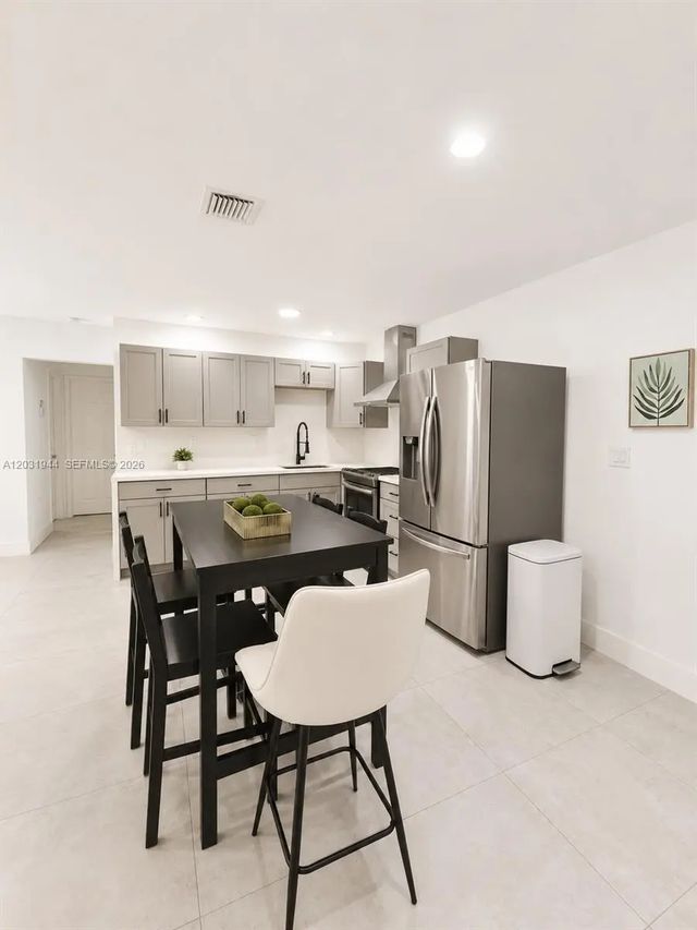 3 of 8 - 800 Ne 2nd Court, Hallandale Beach, FL