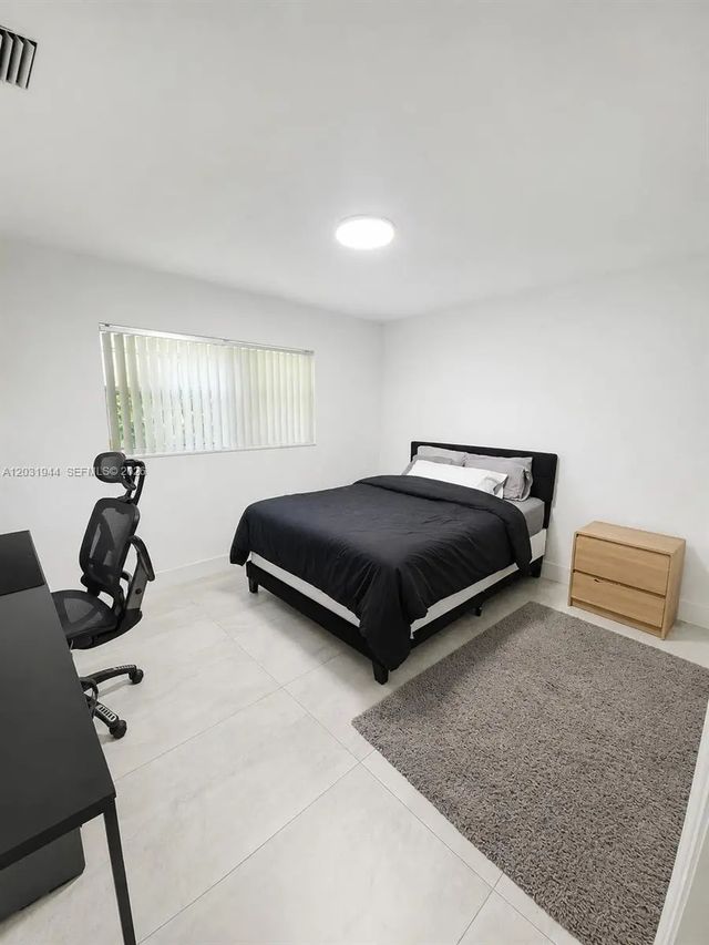 4 of 8 - 800 Ne 2nd Court, Hallandale Beach, FL