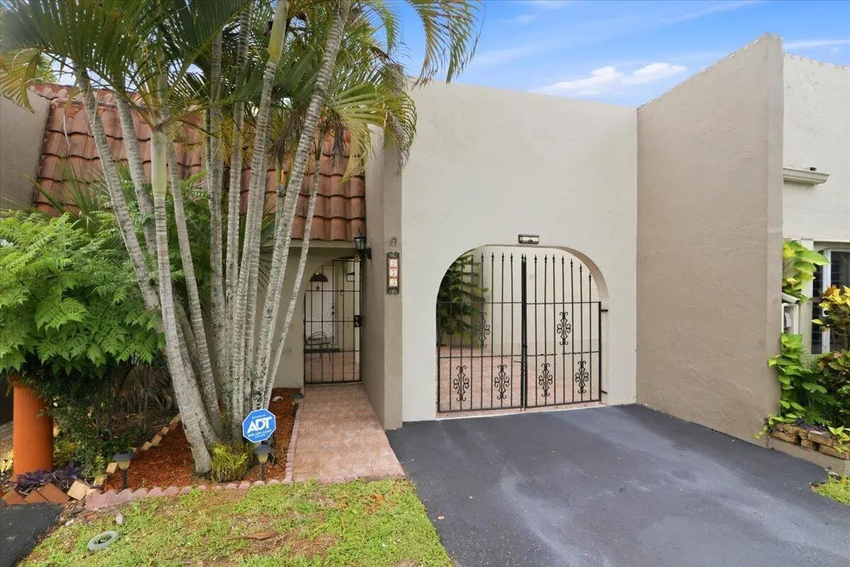 275 Jacaranda Drive, Plantation
