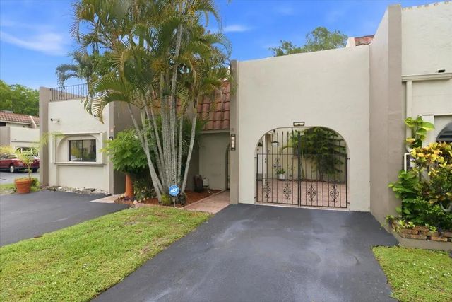 2 of 37 - 275 Jacaranda Drive, Plantation, FL