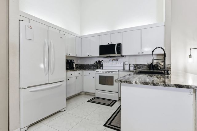 4 of 27 - 4353 Woodstock Drive #b, West Palm Beach, FL