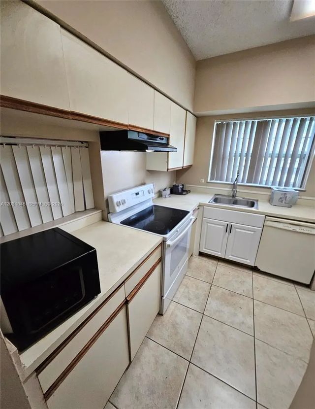 2 of 33 - 631 Cypress Lake Boulevard #e17, Deerfield Beach, FL